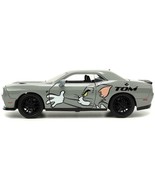 2015 Dodge Challenger Hellcat Gray with &quot;Tom&quot; Graphics and Jerry Diecast... - €50,72 EUR