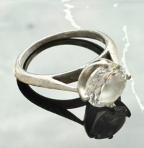 CLASSIC DAINTY 925 STERLING SILVER 8 mm.  WHITE TOPAZ SOLITAIRE RING SIZE 7 - $577.54 MXN