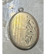 Oval locket photo pendant 1/20 12K gold filled photo women girls - $64.99 CAD