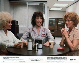 Nine to Five original 8x10 inch lobby card Dolly Lily and Jane have coffee  - £19.67 GBP