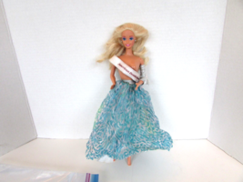 MATTEL 1991 American Beauty Queen Barbie Doll Skirt Sleeve Sash - $91.73 MXN