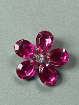 Bright Fuchsia Pink Plastic Rhinestone Petal Silvertone Daisy Flower Pin Brooch  - £9.02 GBP
