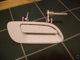 1995 1996 1997  CONTINENTAL RIGHT REAR DOOR HANDLE Ivory - $1,599.23 MXN