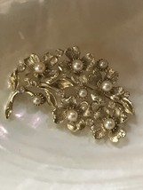 Vintage Light Goldtone Flowers w Faux Pearl Centers and Clear Rhinestone Accents - £9.74 GBP