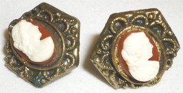 VINTAGE NEMO BRASS CAMEO WHITE ON BURGUNDY SCREW ON EARRINGS - $208.24 MXN