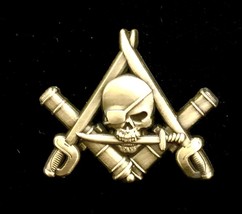 “Cannons and Cutlasses” Masonic Freemason Pirate Pin in Antique Gold - €12,84 EUR