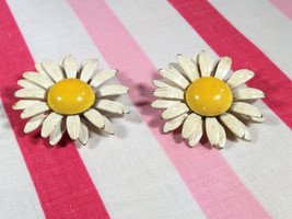 Fabulous Mid Century Enamelware White &amp; Yellow Daisy Flower Clip On Earrings - £11.09 GBP