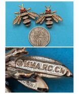 Orné Bee Percé Boucles D&#39;Oreilles Émail Cristal Swarovski Met Mma Museum - $1,309.10 MXN