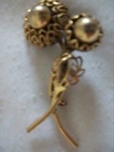 Vintage Brooch that is made of 2 Very PRETTY GOLD FLOWERS (#0616) - $14.99