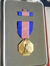 US ARMY SOLDIERS MEDAL CASED WITH RIBBON BAR/LAPEL SET - $38.50