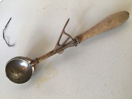 ANTIQUE GILCHRIST NO. 31 BRASS WITH WOOD HANDLE ICE CREAM SCOOP SIZE 16 ... - $29.70