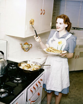 Judy Garland rare at home cooking breakfast color image 16x20 Canvas Giclee - £55.03 GBP