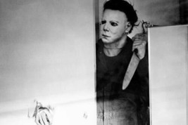 Halloween Michael Myers holding large knife 24x36 Poster - £23.71 GBP