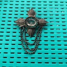 Elegant Silver Brooch with Chain Detailing - $152.06 MXN