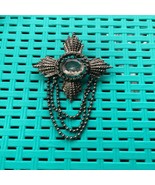 Elegant Silver Brooch with Chain Detailing - $152.05 MXN