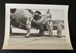 B&amp;W WWII Photo of Aviator Crew Leaning On An A-17 Prop Plane - £5.11 GBP