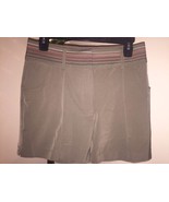 BEAUTIFUL UNCOMMON WOMEN&#39;S NIKE GOLF SHORTS WITH STITCHING AT WAIST SZ 4 - $37.61