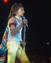 Rod Stewart 16x20 Poster great in concert pose 1970&#39;s - £15.71 GBP
