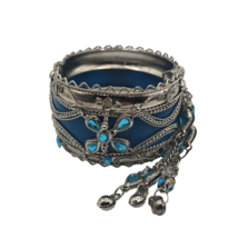 Vintage Bangle boho silver tone metal faux blue stone bracelet dangle - $348.06 MXN