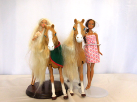 Barbie 2 Walking Beauty Horse&#39;s 1998 Mattel + 2 1999 Barbie Dolls - $376.92 MXN