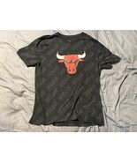 Chicago Bulls NBA All Over Print Graphic Tee Black Red Men’s XL - $305.82 MXN