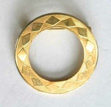 Classic Mid Century Modern Textured Gold-tone Circle Brooch 1960s vintage 1 1/4&quot; - £9.86 GBP