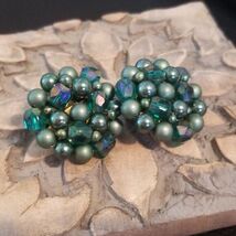 Vintage Beaded Button Clip On Earrings – Green Faux Pearl Cluster Jewelry - €8,59 EUR
