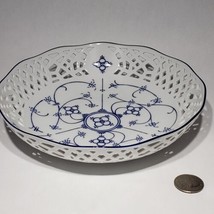 VTG Form Marienbad Ingres Weiss 7.5&quot; Reticulated Bowl Blue Strawflower Germany - $21.95