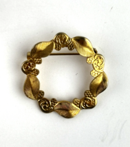 Vintage Gold Tone Leaves and Reed Shaped Brooch - $8.14 CAD