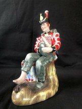 Antico Tedesco Porcelain. &quot; Soldier Putting On Suo Stivali &quot; Marchio Blu Forbici - £155.27 GBP