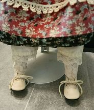 1989 HERITAGE MINT LTD COLLECTIBLE PORCELAIN DOLL WITH PRAIRIE DRESS & HAT image 3