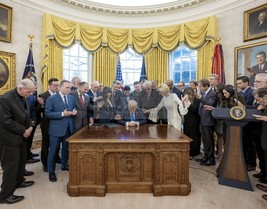 President Donald Trump Praying In The Oval Office White House 11X14 Photo - $15.99