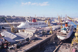 ap0096 - Liners - Vistafjord &amp; Cunard Princess in Malta  - photograph 6x4 - £2.20 GBP