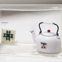 Tea Kettle w Pot Holder Carradus 1552 Cherry Motif DOLLHOUSE Miniature - £6.42 GBP