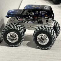 Son uva GRAVE DIGGER Monster Jam Hot Wheels Truck Christmas Edition HTF ... - $39.55