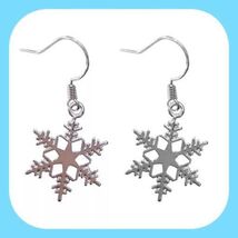 New Pretty Dainty Winter ❄️ Snowflake ❄️ Earrings - $5.00