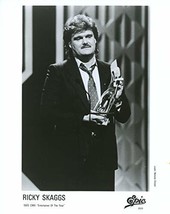 Ricky Skaggs 8x10 ORIGINAL Photo #V2912 - £6.24 GBP