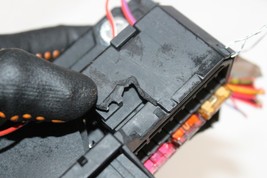 2006-2008 BMW 750i E65 TRUNK FUSE RELAY BOX J7512 image 8