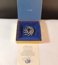 Avon Moonwind Lapel Pin Brooch Scarf Holder Blue Silver Box Jewelry - $263.88 MXN