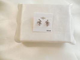 Department Store Silver-Tone 3/4&quot; Sculpted Leaf Stud Earrings F447 - £8.40 GBP