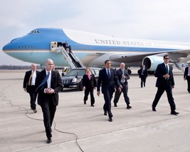 President Barack Obama departs Air Force One in Columbus Ohio Photo Print - £6.91 GBP+