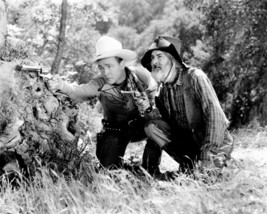 Roy Rogers &amp; Gabby Hayes point their guns 5x7 inch photo - £5.51 GBP