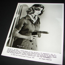 1976 FUTUREWORLD Movie Press Photo Still ON GUARD Blythe Danner 7612-86-12 - £10.35 GBP