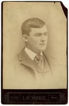 Circa 1890&#39;S Cabinet Card Handsome Young Man Suit Tie Jh Hoke Lee&#39;s Summitt Mo - £7.43 GBP