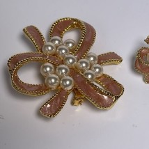 Vintage Gold-tone Pink Enamel &amp; Faux Pearl Ribbon Brooch w/ earrings - £23.08 GBP