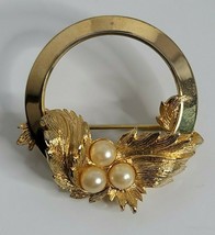 Sarah Coventry Endearing Gold Tone Wreath Circle Pin Brooch Leaves Faux ... - £7.85 GBP