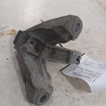 Ford Focus 2.0 Engine Motor Mount Bracket Left Driver  2018 2017 2016 2015 - $26.94