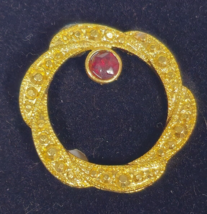 Vintage Zodiac Capricorn Garnet Birthstone Round Gold Tone Brooch Wreath Pin - £9.77 GBP