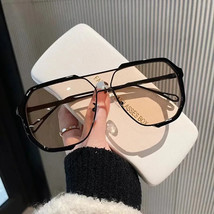 Women&#39;s Black Frame Oversized Sunglasses - $232.65 MXN