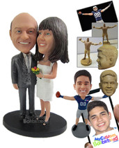 Personalized Bobblehead Father And Mother Of The Bride Posing For The Photo Shoo - £119.53 GBP